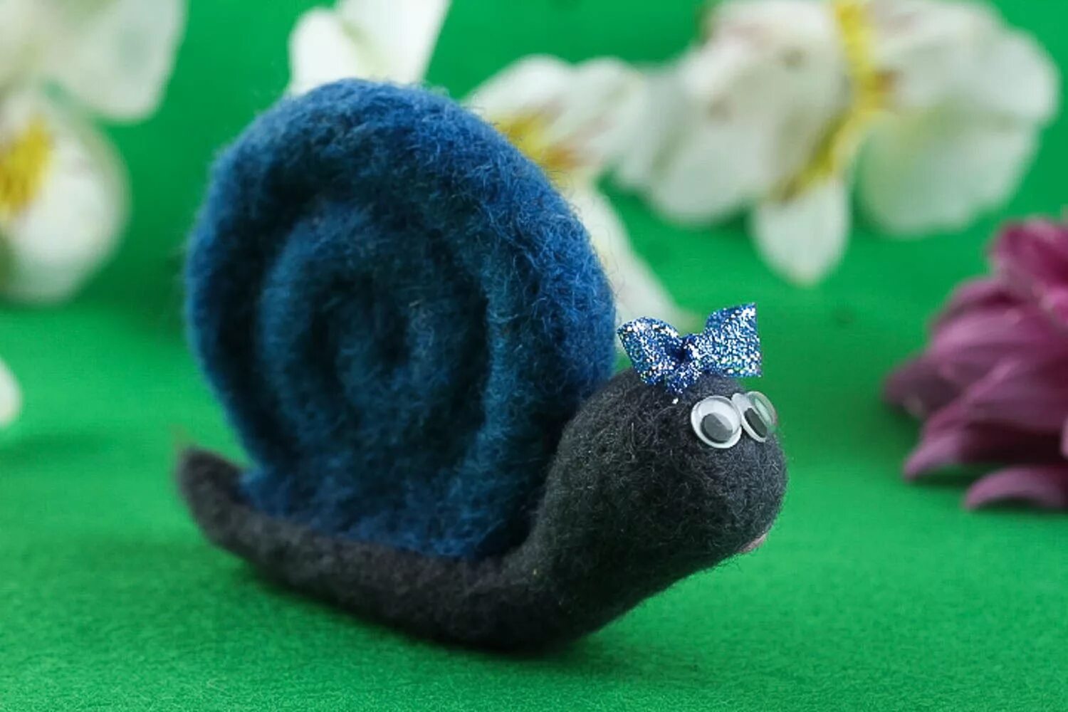 Фигурки из шерсти для валяния. Валяшки символ 2024 года из фетра. Валяшки символ 2024 года из фетра. Валяшки анны константиновой. Брошь в технике сухого валяния.