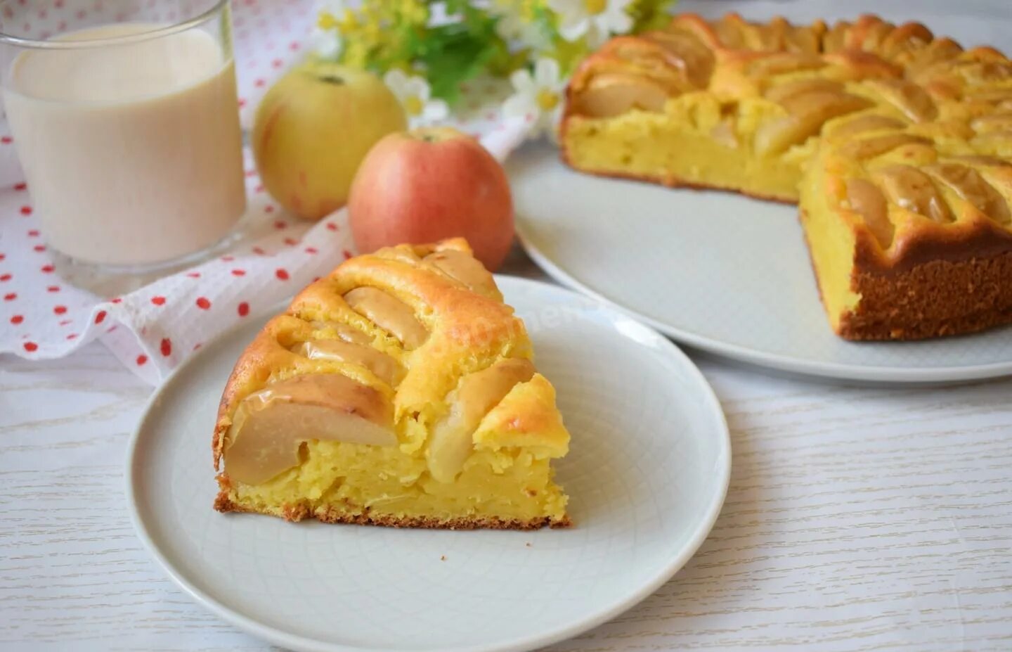 Как сделать пирог с яблоками в духовке. Шарлотка с творогом и яблоками в духовке. шарлотка с творогом и яблоками. творожная шарлотка с яблоками в духовке. шарлотка с творогом.