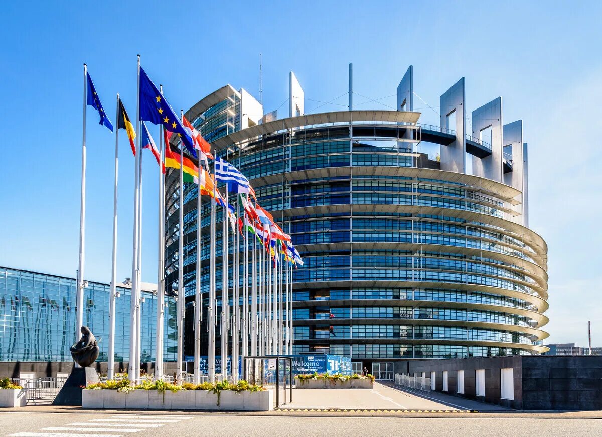 Здание европейского парламента в Страсбурге. Здание Европарламента в Брюсселе. Брюссель парламент Евросоюза здание. Здание Европарламента Франция.