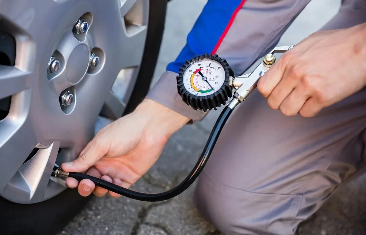 Подкачка шин машина. Проверить колесико. Накачка колес. Проверить колесико. Давление в колесе автомобиля.