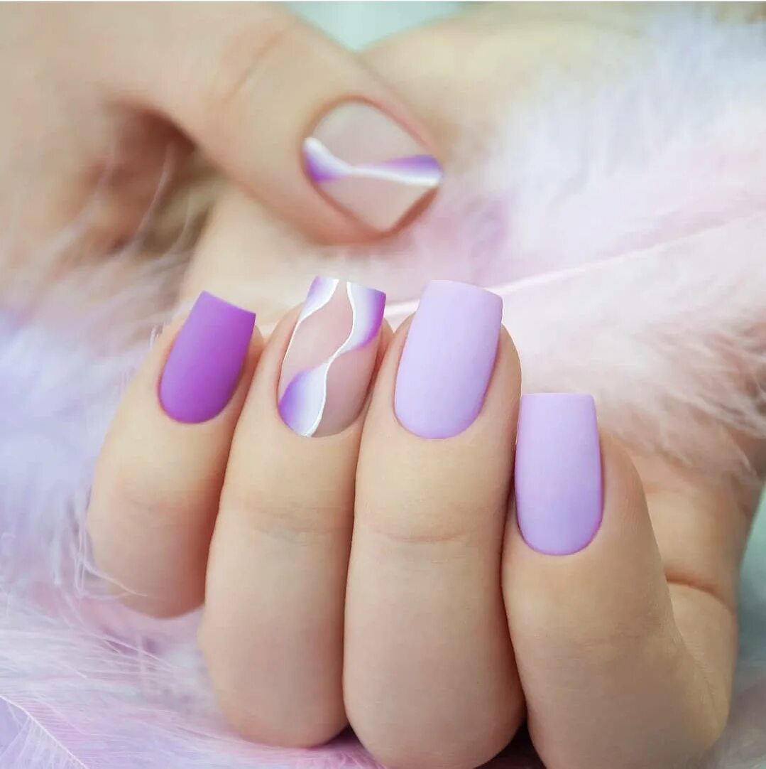 Нежно сиреневые ногти. Сиреневые ногти. Светло фиолетовый маникюр. Маникюр фиолетовый с розовым. Нежный фиолетовый маникюр.
