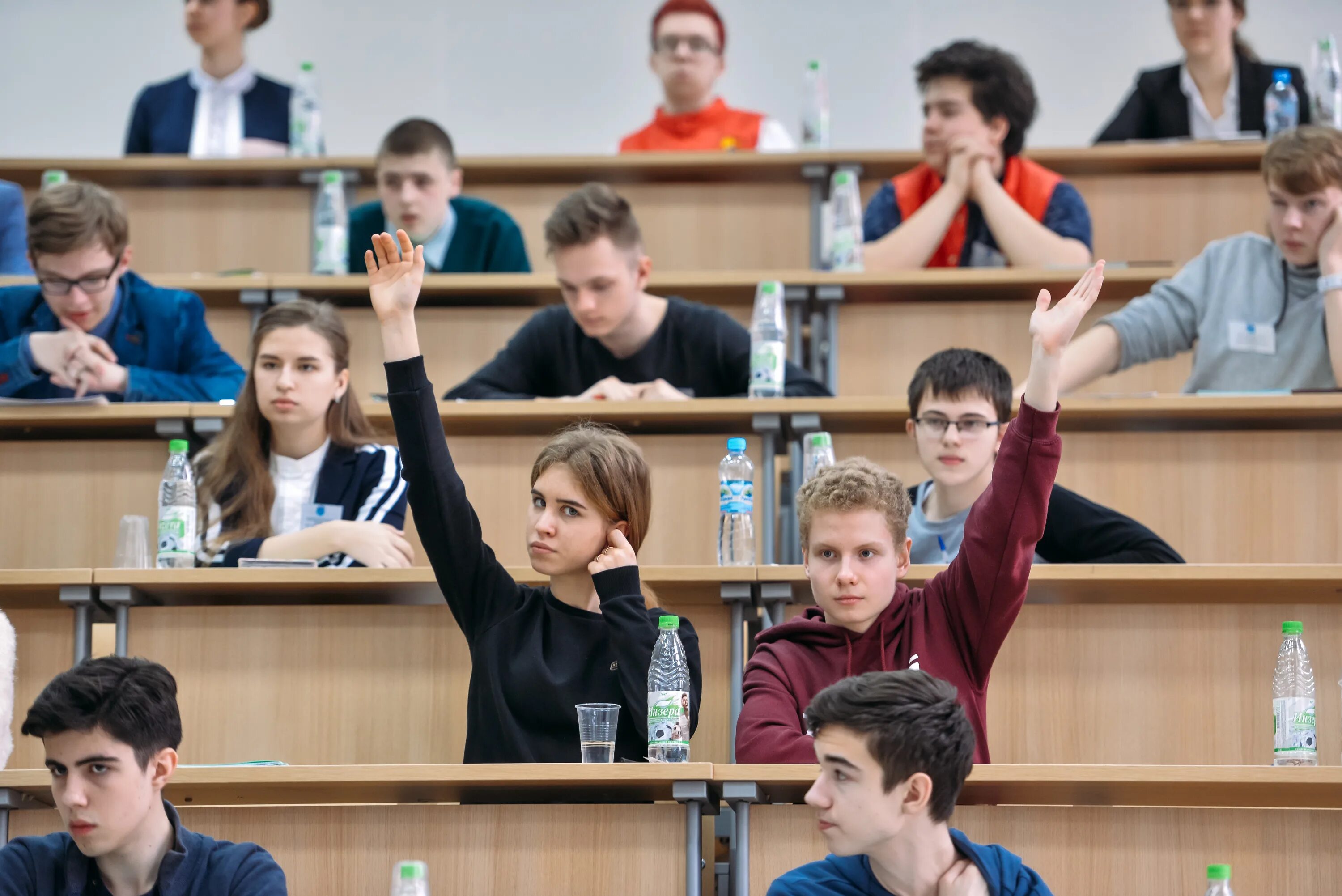 Школьники на Олимпиаде. Высокие школьники. Проведение олимпиады в школе