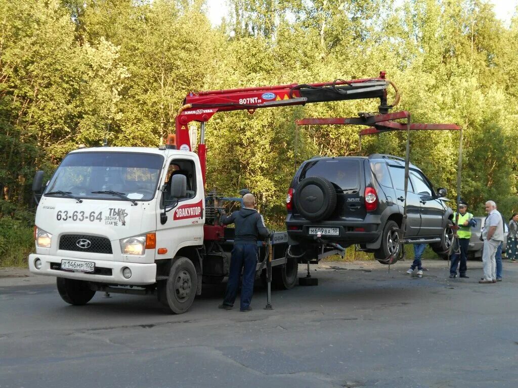 Автомобиль на эвакуаторе. Служба эвакуации машин. Автомобиль на эвакуаторе. Служба эвакуации автомобилей москва. Служба эвакуации машин.