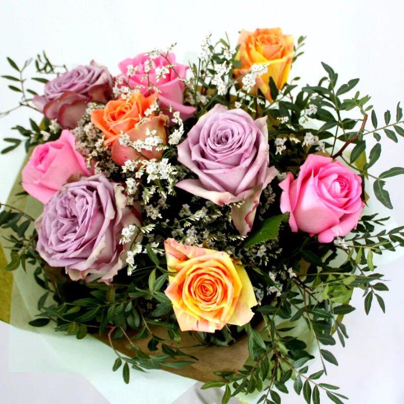 Красота в деталях открытки. Мужчина дарит цветы девушке. Женщине дарят цветы. Открытка комплименты. Изящный комплимент.