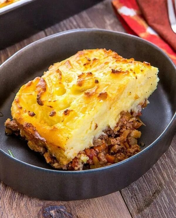 Запеканка с картошкой и фаршем в духовке. Запеканка картофельная с фаршем в духовке. запеканка из фарша и картошки в духовке. запеканка с фаршем и картофелем. запеканка с фаршем и картофелем в духовке.