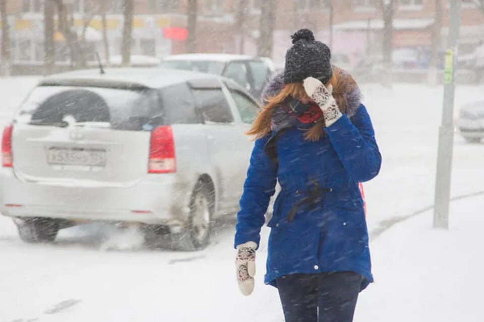 Зимой в городе было 36 открытых. Похолодание девушка. Резкое похолодание. Похолодание зимой. Снегопад во Владивостоке.