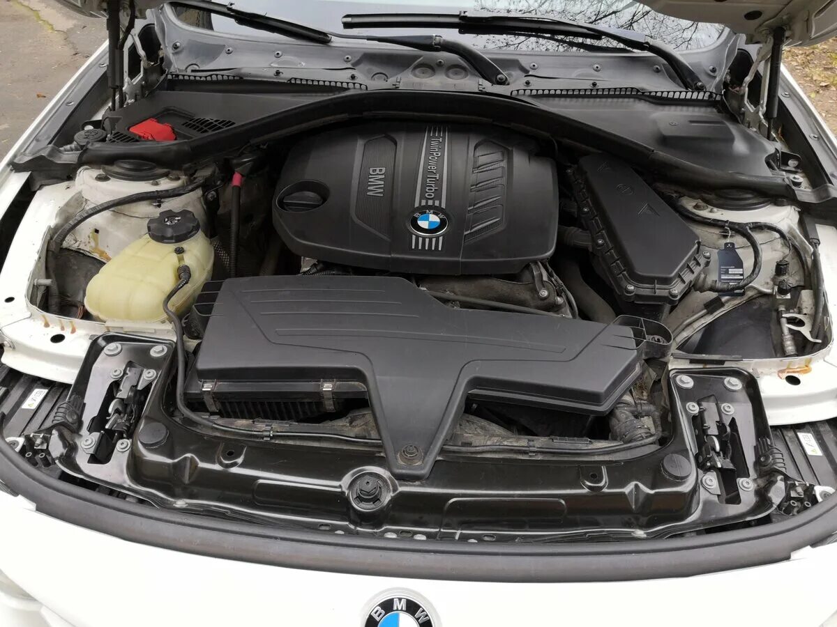 Прикурить м62. Bmw f30 распорка передних стоек. Bmw f20 подкапотка 1. Бмв g30 подкапотка. Как прикурить bmw f30.