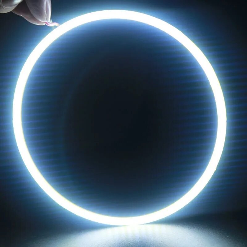 световое кольцо. кольцевая лампа на черном фоне. белый круг на черном фоне. текстура круги. светящаяся лампа круглая.
