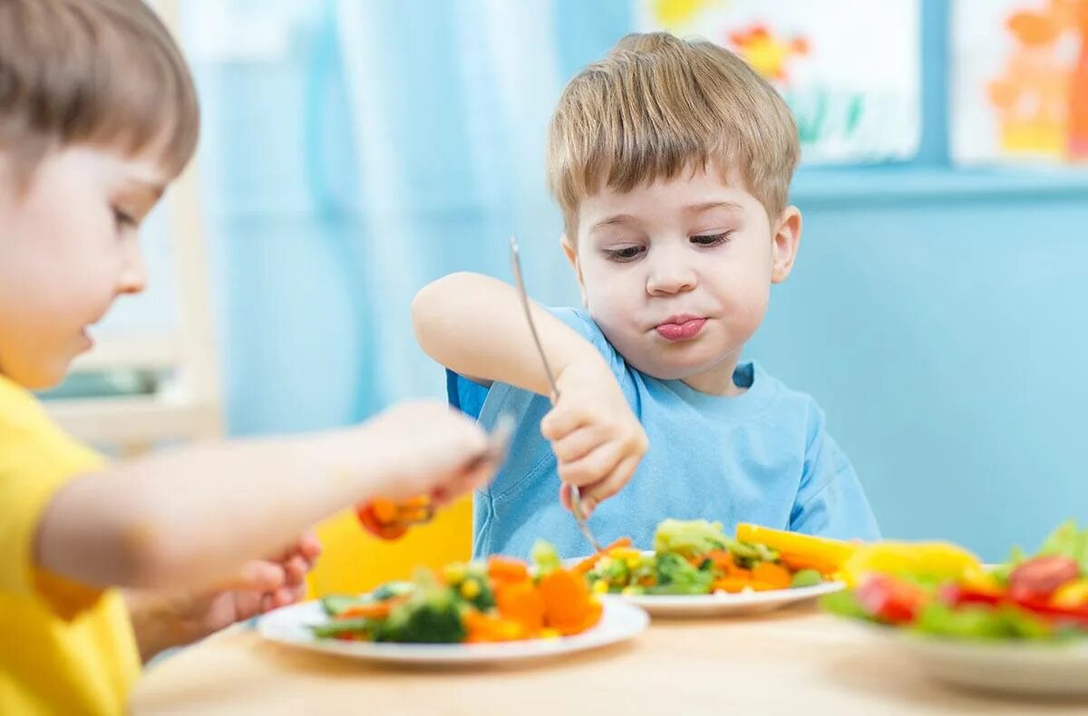 Изменится в год ребенок не. Питание в детском саду. Еда дошкольника. Дети едят в детском саду. Обед детей в детском саду.