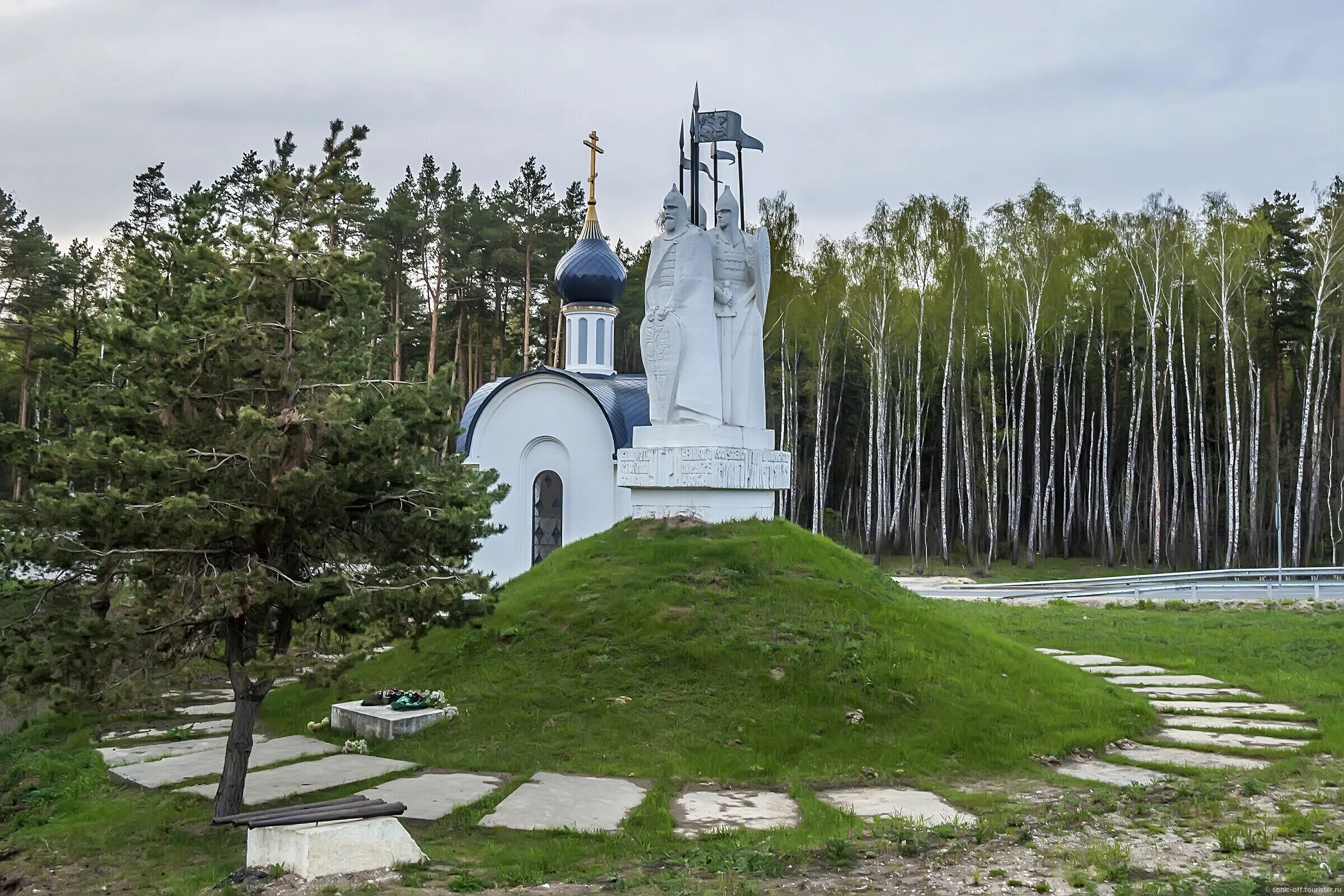 Стояние на озере. Стояние на Угре Калужская область. Памятник стояние на Угре 1480. Памятник стоянию на Угре Калуга. Памятник стояние на Угре в Калужской области.