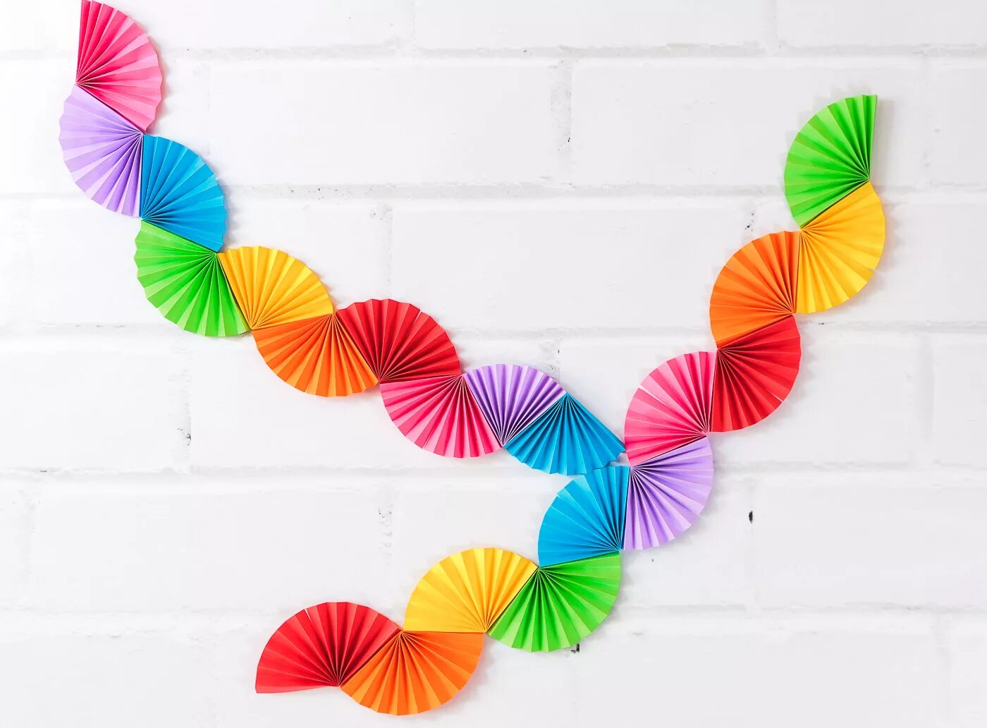 Гирлянда из бумаги. Красивые гирлянды из бумаги. Гирлянда из кружочков. Как сделать простую гирлянду из бумаги. Гирлянда из бумаги.