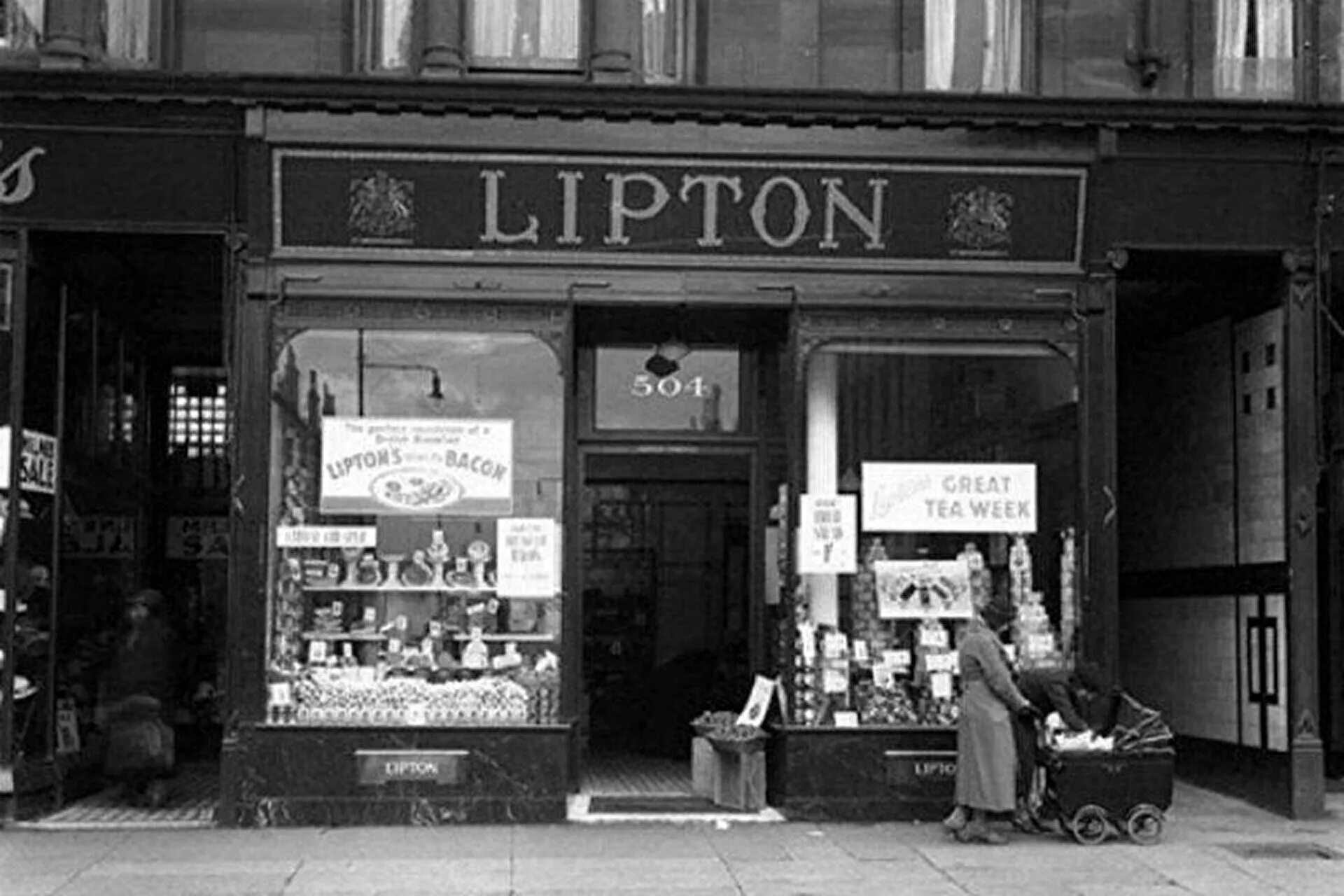 Первые магазины. Бакалейная Лавка Томаса ЛИПТОНА. Томас Липтон и Лавка. Старейшая чайная Лавка в Англии. Витрины в Англии 19 век.