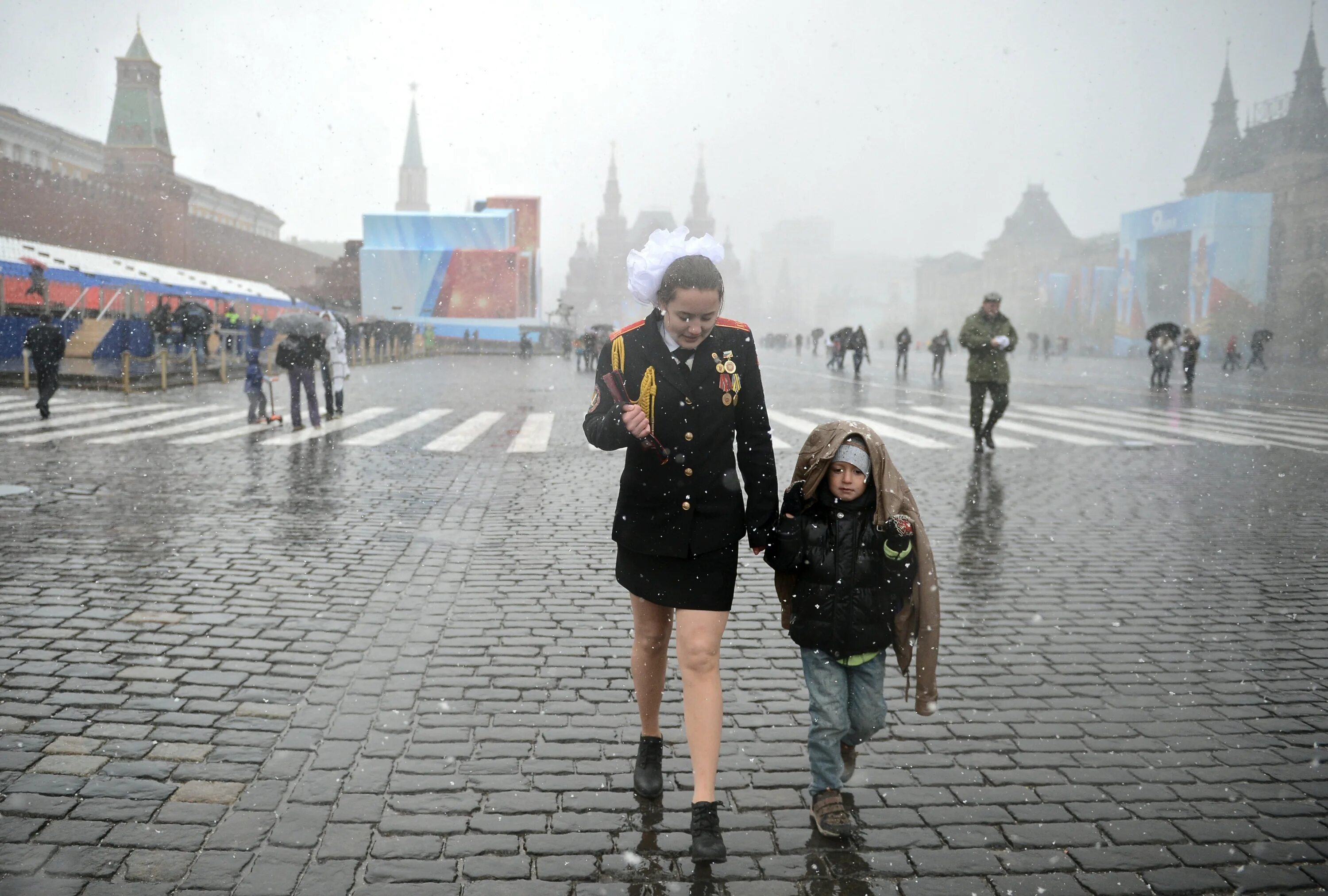 Красная площадь дождь. Дождь в Москве. Дождик в Москве. Парад Победы в дождь.