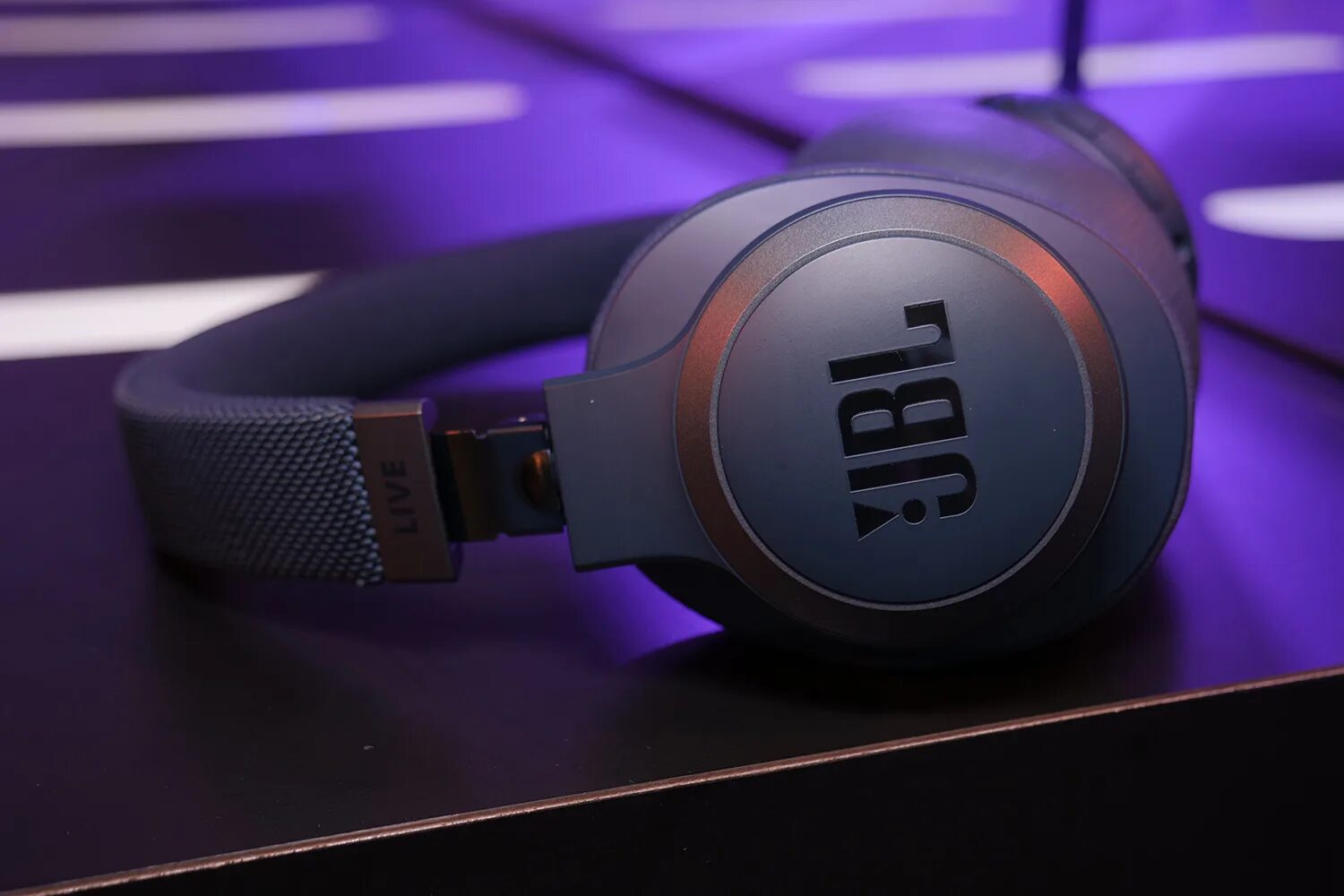 JBL Headphones 2022. Наушники JBL беспроводные a50. Наушники JBL Live 500bt комплект. JBL наушники Live 960bt. Наушники jbl выключаются