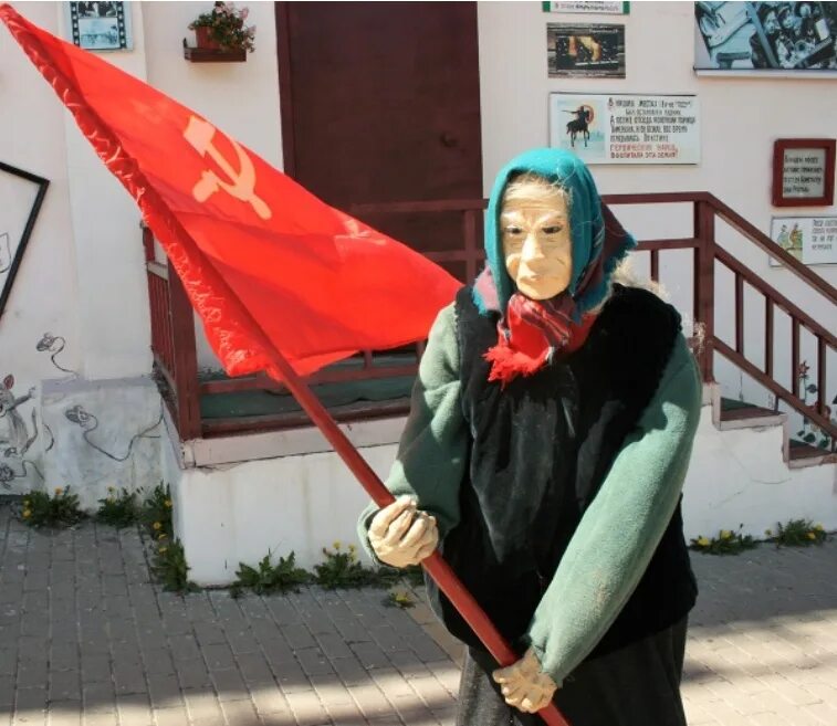 Бабушка с флагом вышла к. Бабка с красным знаменем. бабушка с флагом. бабка с красным флагом.