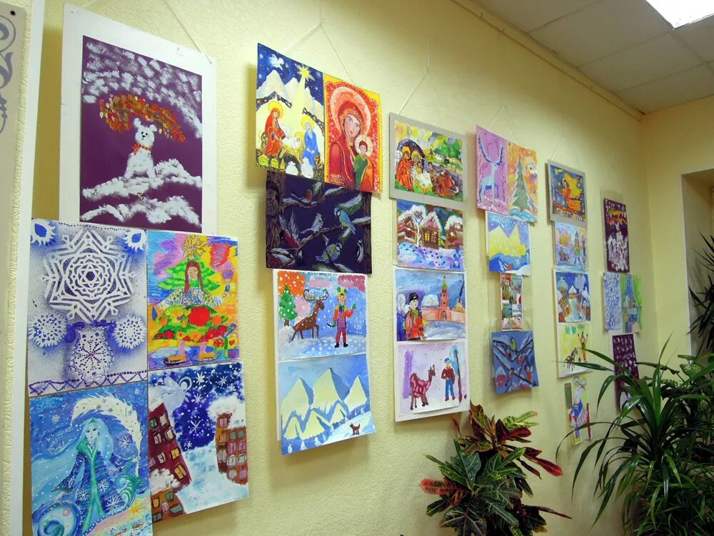 Выставка детских рисунков в школе. Оформление выставки работ. Выставка детских рисунков. Выставка работ в классе. Выставка детских рисунков в школе.