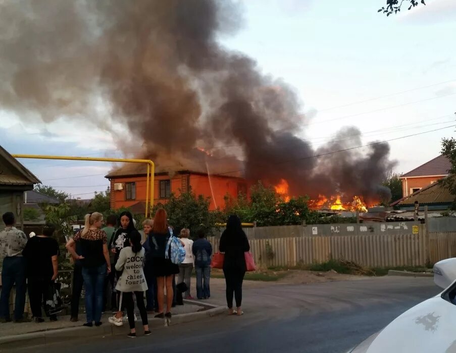 Пожар в Астрахани вчера в Советском районе. Улица Советская сгорел дом. В Астрахани сгорел дом. Пожар в Астрахани сейчас.