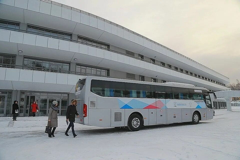 Автобус для спортсменов. Автобус спортивной команды. ФМБА Красноярск транспорт. Спортивный клубный автобус. Автобус спортсмены