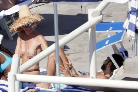 Heidi Klum goes topless during vacation with Tom Kaulitz, kids.