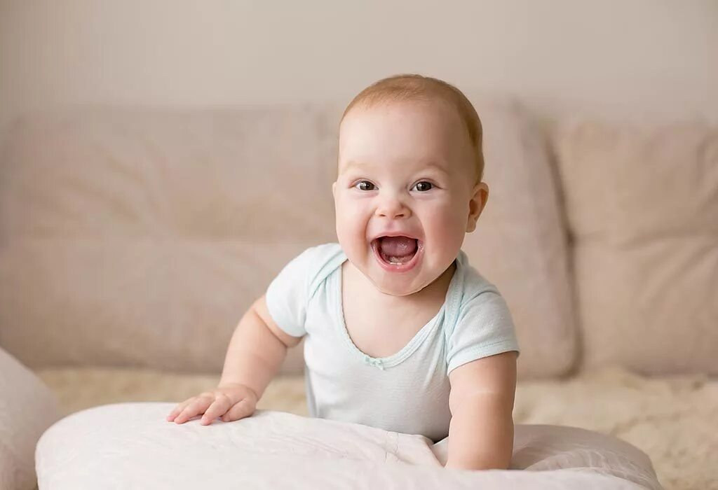 Baby is happy. Улыбка ребенка. Младенец улыбается. Малыш смеется. Годовалый ребенок.