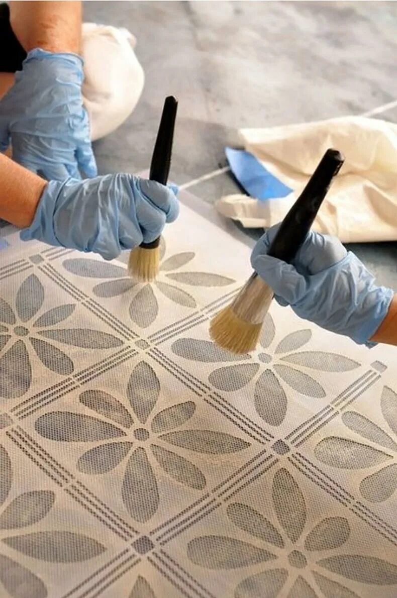 Чем можно покрыть плитку. Крашеная напольная плитка. Краска для плитки напольной. Окрашивание керамической напольной плитки. Покрасить плитку на полу.