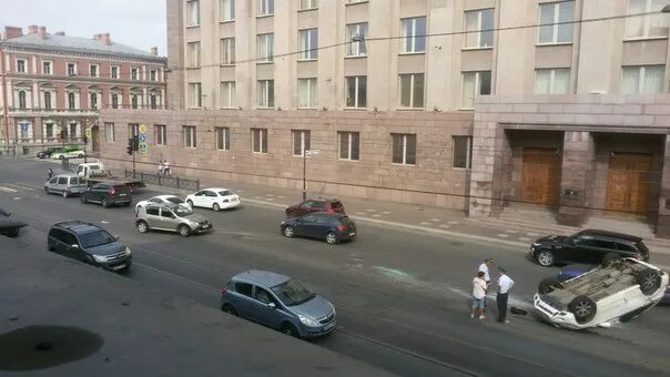 Пр литейный 25 глазной центр. Травма на литейном. Крыши на литейном фото. Литейный завод авария. Крыша дома.