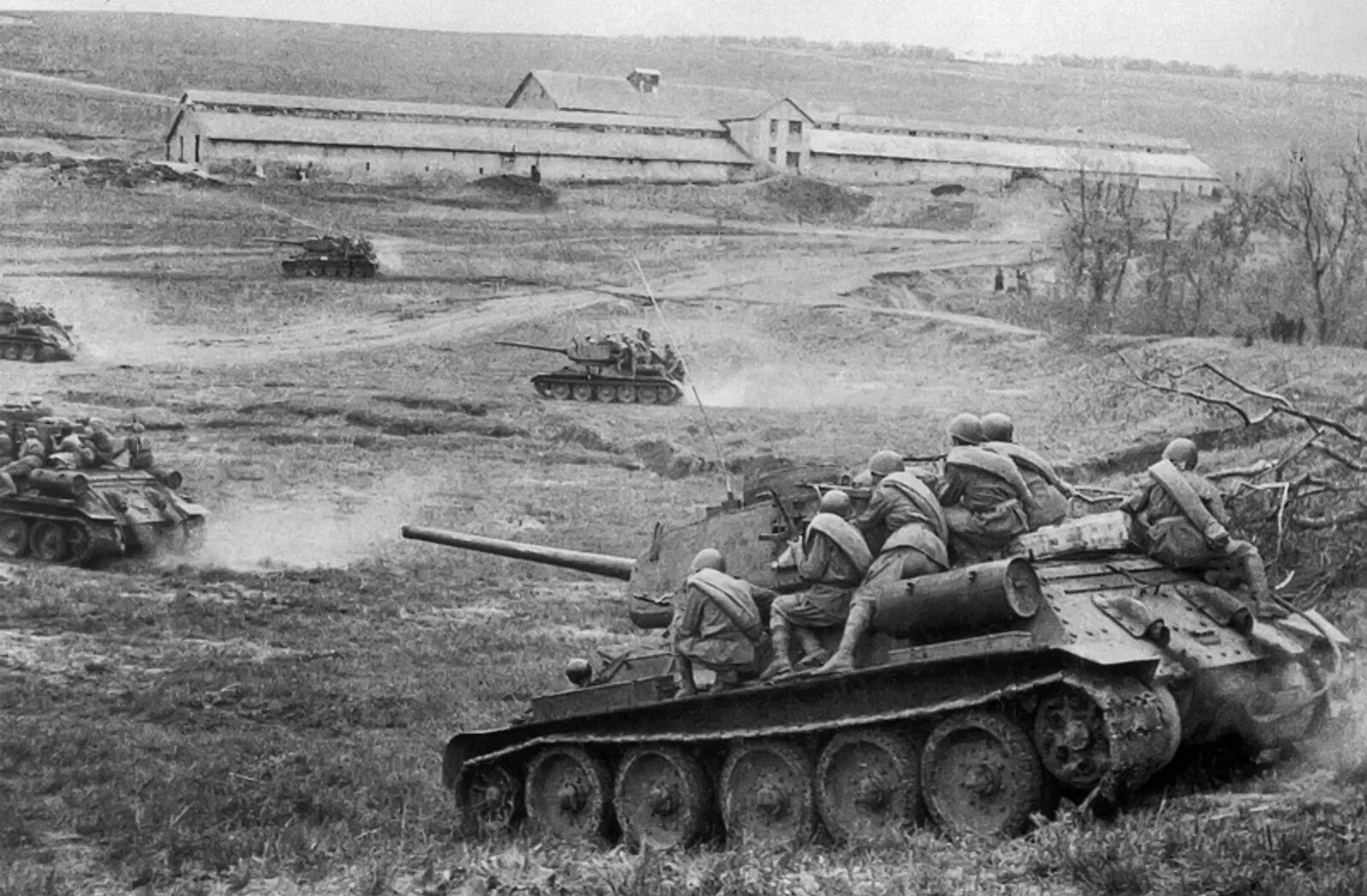 Курская дуга 1941. Курская битва 1943. танковое сражение великой отечественной войны т34. танк т-34 в бою под прохоровкой.