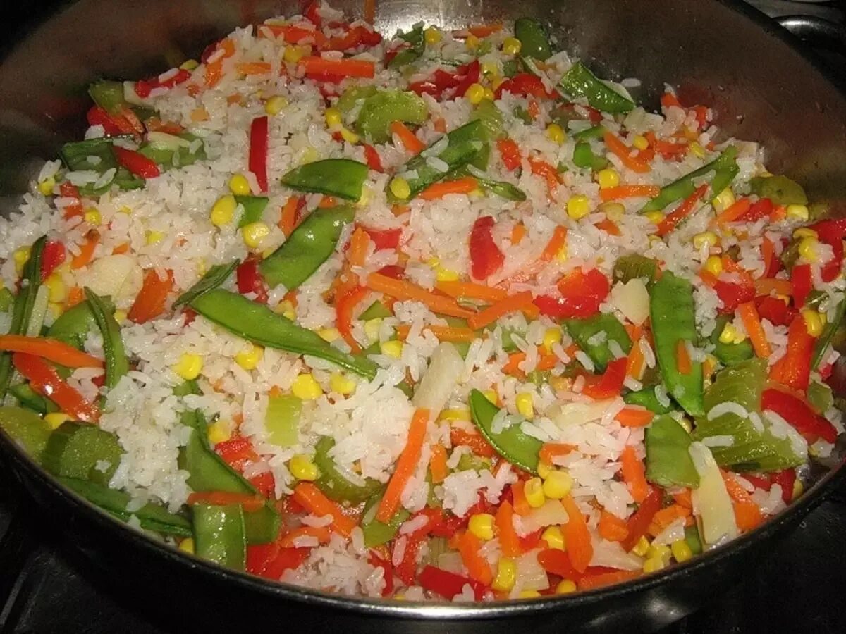 Рис с овощами на сковороде замороженными смесь. Рис с овощами в мультиварке. смесь с рисом и овощами. замороженные овощи с рисом. рис с замороженными овощами в мультиварке.