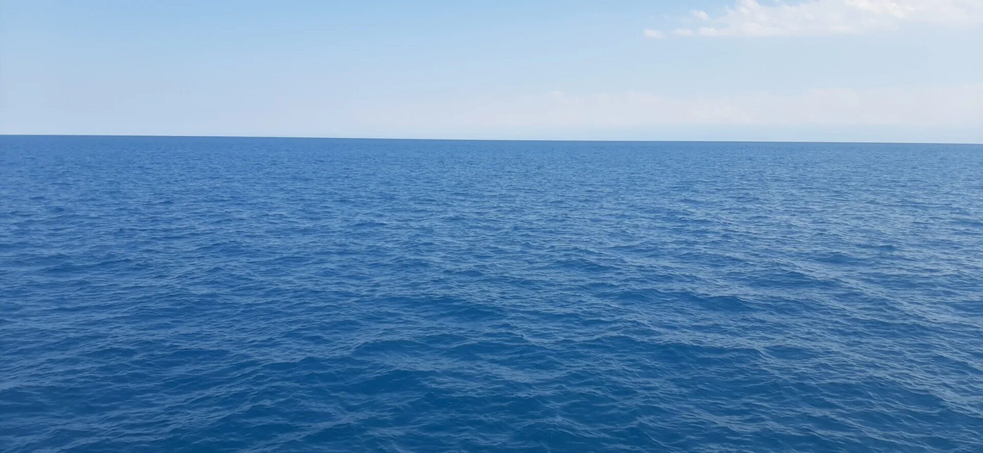 Моря расположенные в открытом море. Море фото. Человек посреди океана. Атлантический океан штиль. Море.