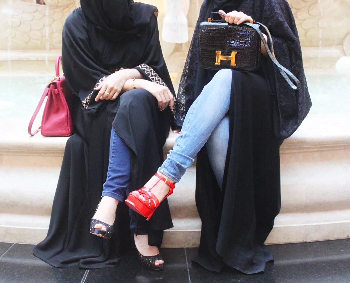 Саудовская Аравия абайя. Никаб Саудовской Аравии. Девушки Саудовской Аравии никаб. Абайя и никаб. Хиджаб перед кем можно