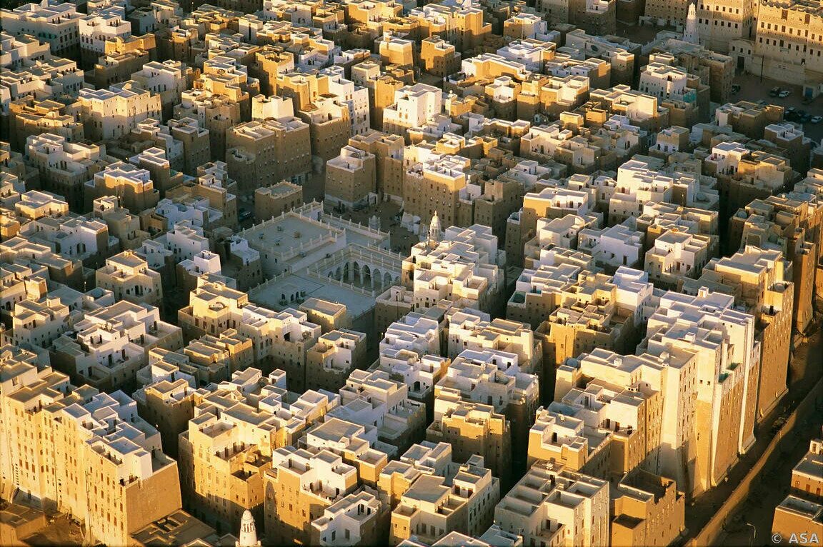 Строительство городов из глины страна. Город Шибам в Йемене. Шибам Хадрамаут Йемен. Глиняные небоскребы Шибама, Йемен. Манхэттеном пустыни Йемен.