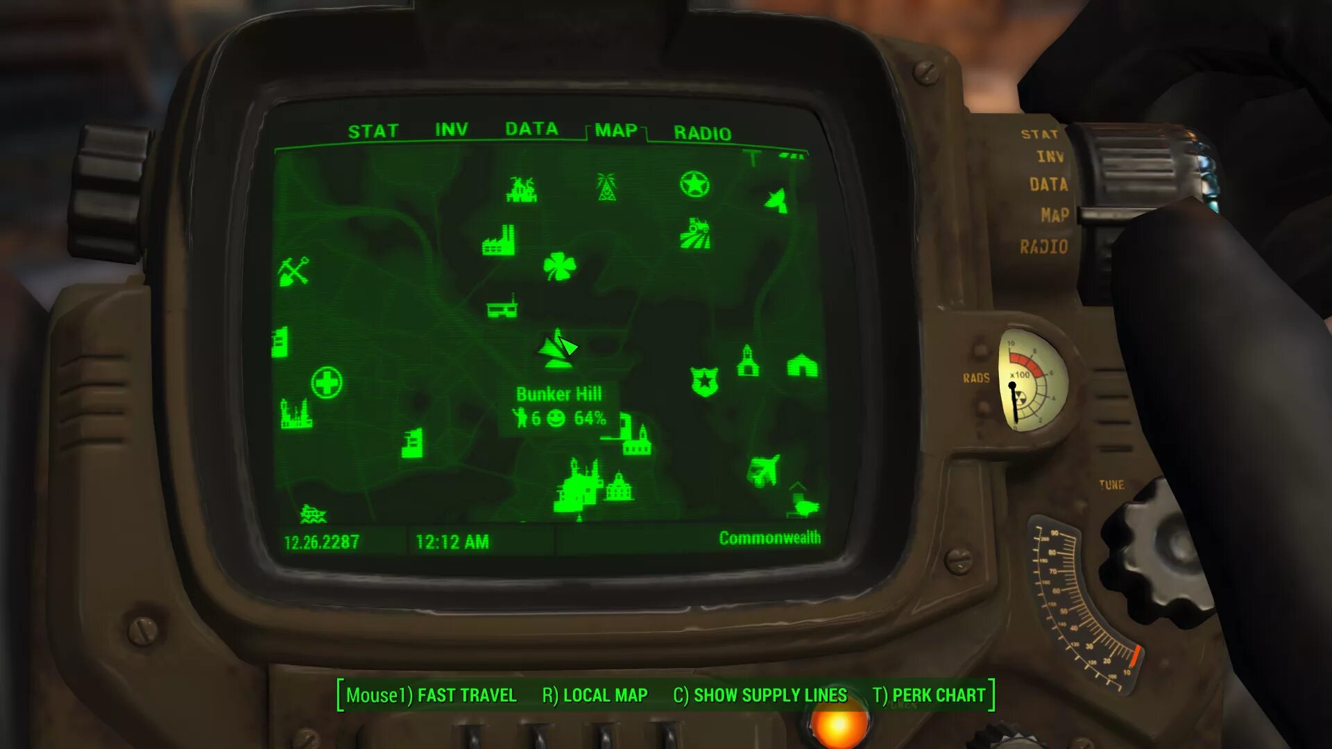 Fallout 4 монитор. Уэст роксбери Fallout 4. Fallout 4 Boston. Fallout 4 Банкер-Хилл на карте. Фоллаут 4 гараж атомных котов.