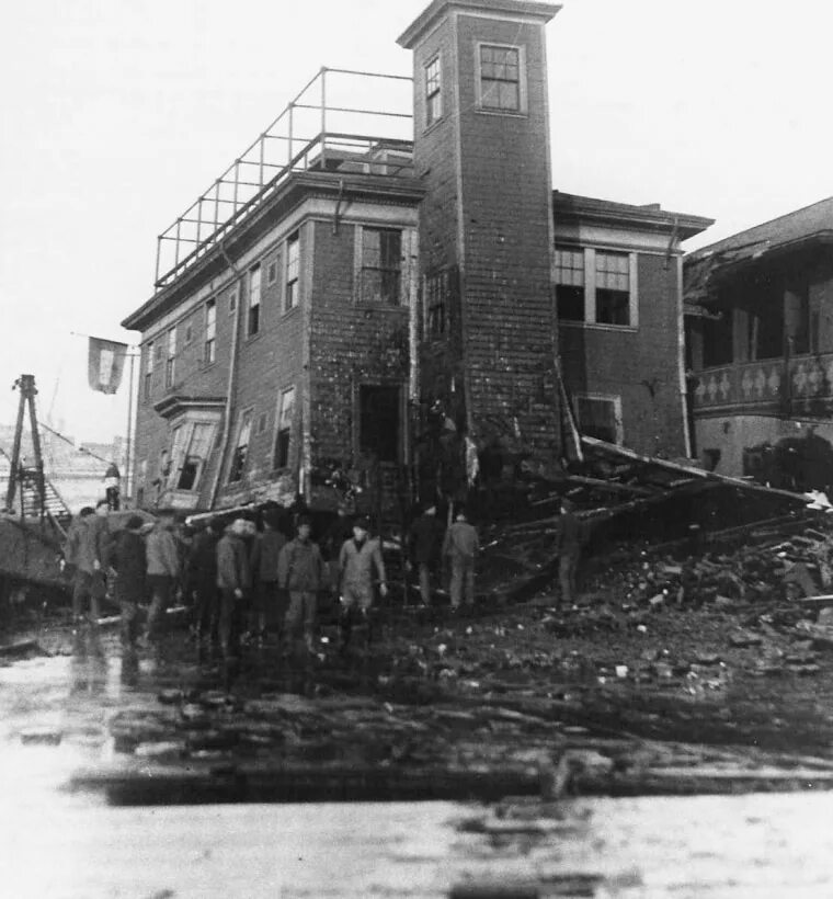 Затопление бостона патокой в 1919. 2. Катастрофы 20 годов. Крушение поезда в индианаполисе 1911. Наводнение в бостоне 1939.