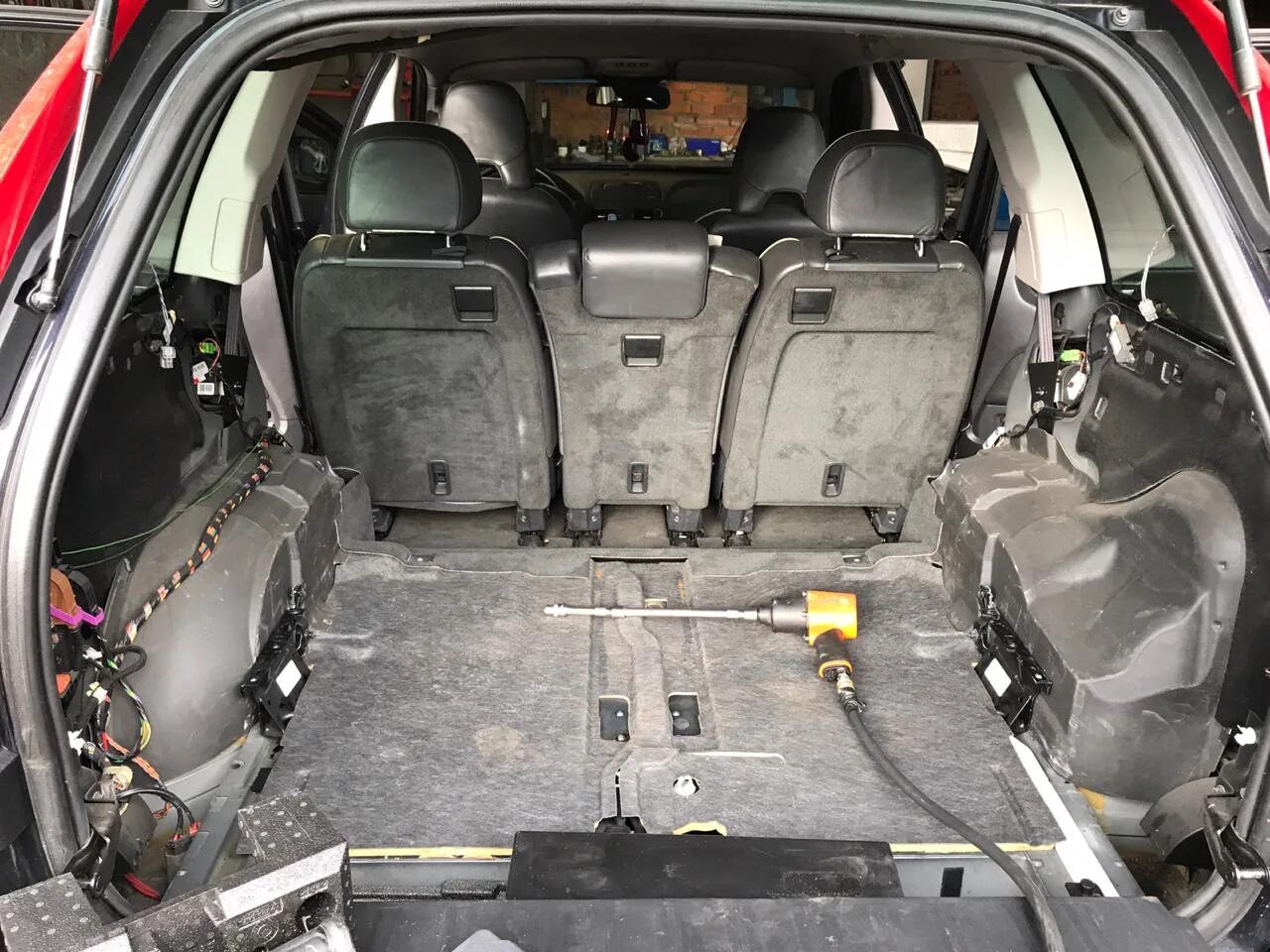 Как снять подголовники передних сидений. - Volvo XC70 III, 2,4 л, 2013 года друг