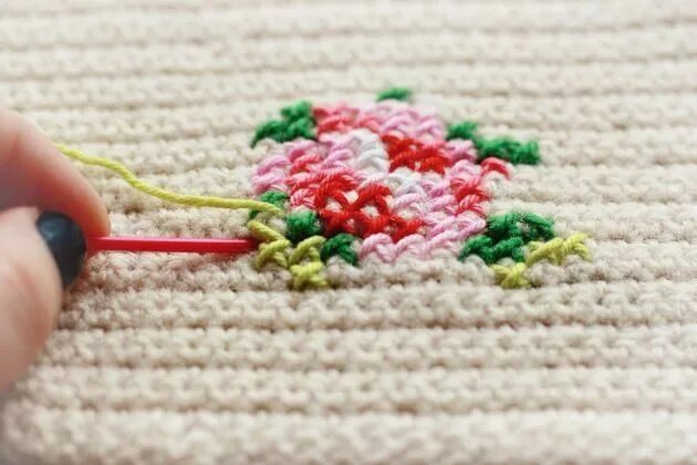 Техники вышивки крючком. Вышивка по вязаному полотну. Вышивка по полотну связанному крючком. Вышивание по вязаному крючком полотну. Вышивка по вязаному полотну иглой.
