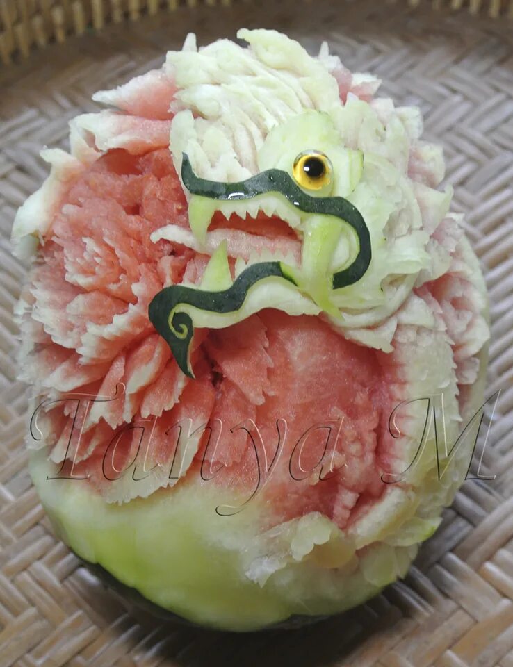 Дракон арбуз бос дракономания. Зеленый дракон статуэтка. Дракон арбуз. Легенды дракономании дракон арбуз. Арбузный дракон арт.