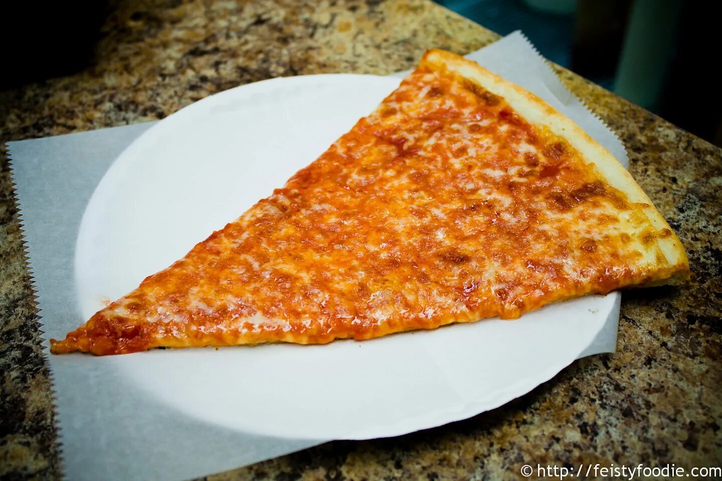 Нью Йорк Слайс пицца. Кусочек пиццы. Кусок пиццы. Пицца в виде чебурека. Пицца ковбой