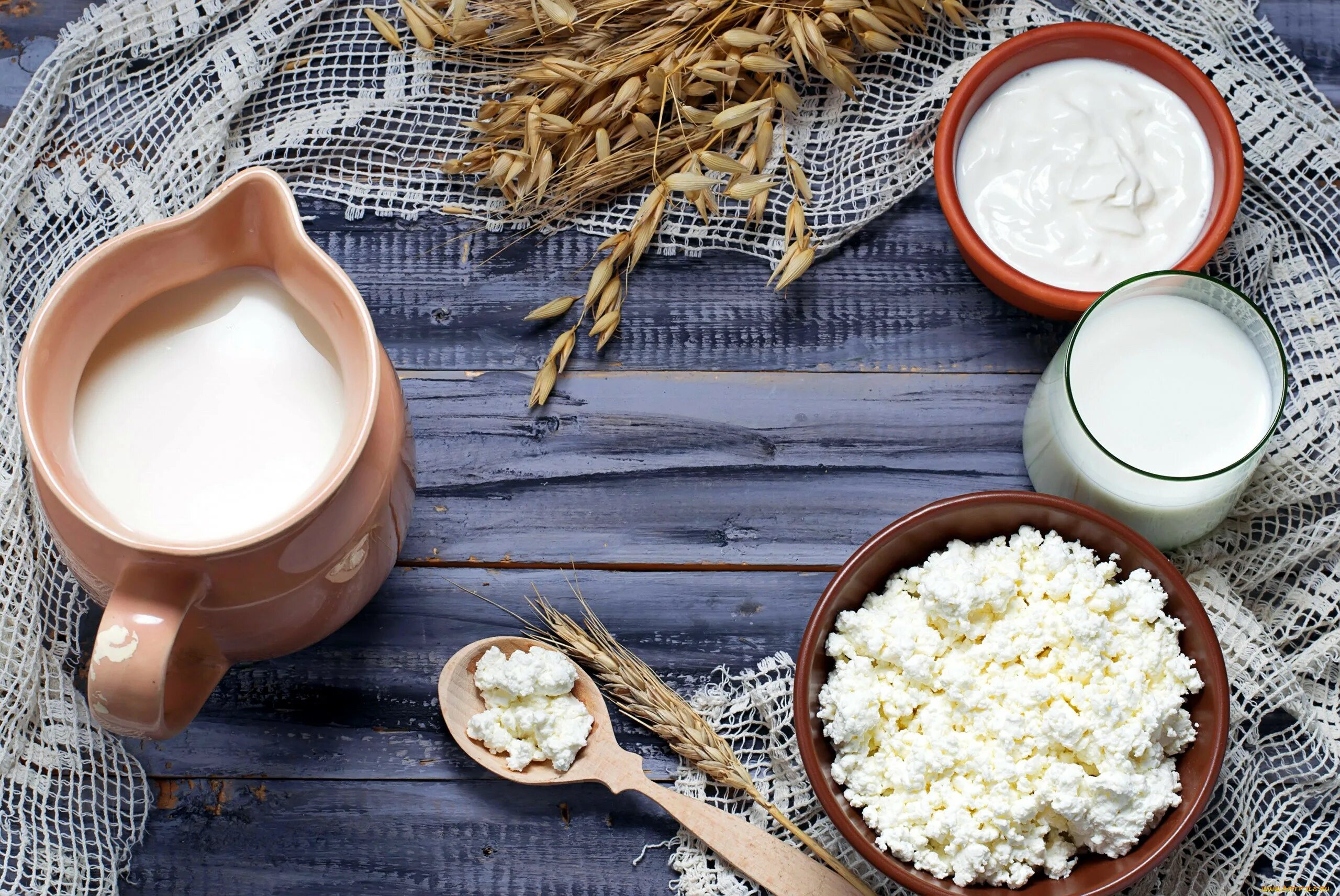 Масло из деревенской сметаны. Фермерские молочные продукты. Масло из деревенской сметаны. Молочный продукт. Масло из деревенской сметаны.