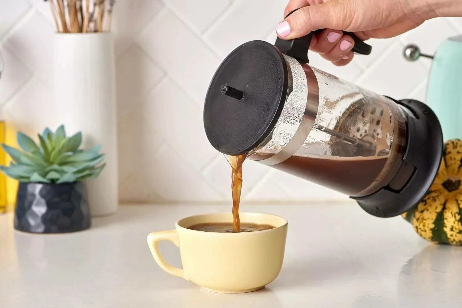 Заварить кофе в домашних условиях. Френч пресс приготовление кофе. Кофе для заварки в чашке. Чашка для приготовления кофе. Заварка кофе.