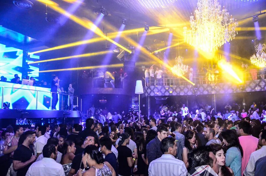 Парень в темноте. Kiss night club. Оуэн найт поцелуй. Поцелуй ночном клубе и джинсах. Кисс бар иркутск верхняя набережная.