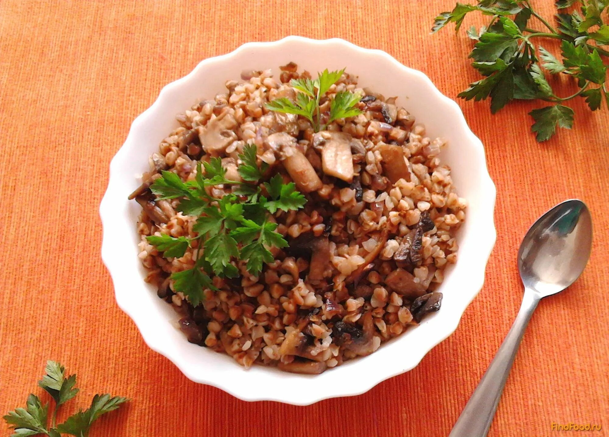 Гарнир к колбаскам. Гречка с грибами и луком и морковью. Гречка по-купечески с курицей на сковороде. Гречка по купечески в духовке. Гречка по купечески с грибами.