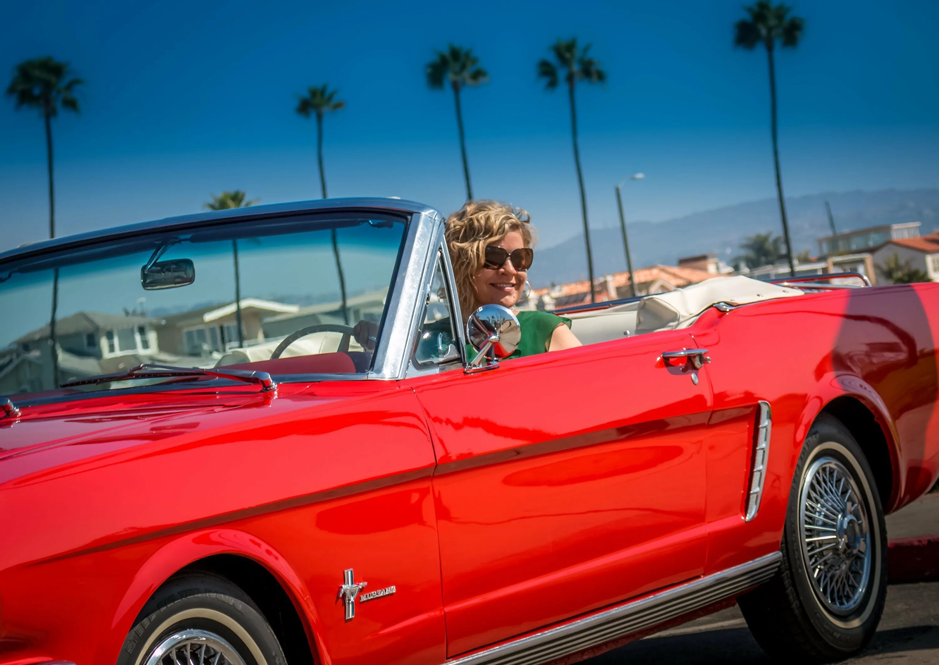 Ford Mustang Convertible 1965. Форд Мустанг кабриолет красный. Мустанг и Салли. Парень в кабриолете. Автомобили слушать веселые