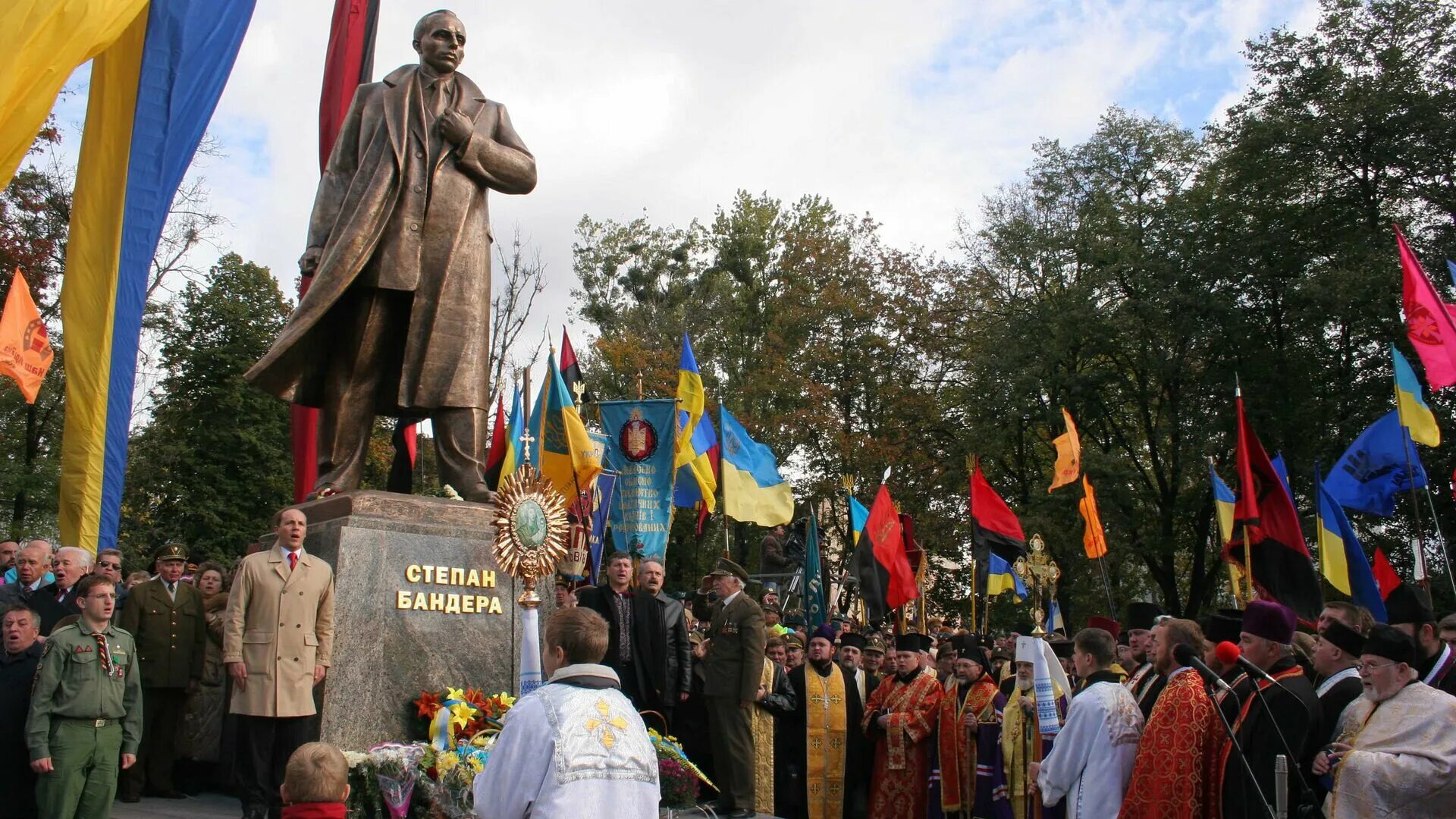 Бандера на украинском. Памятник бандере в польше. Киев памятник бандере в киеве. Ивано-франковск памятник бандере. Бандера на украинском.