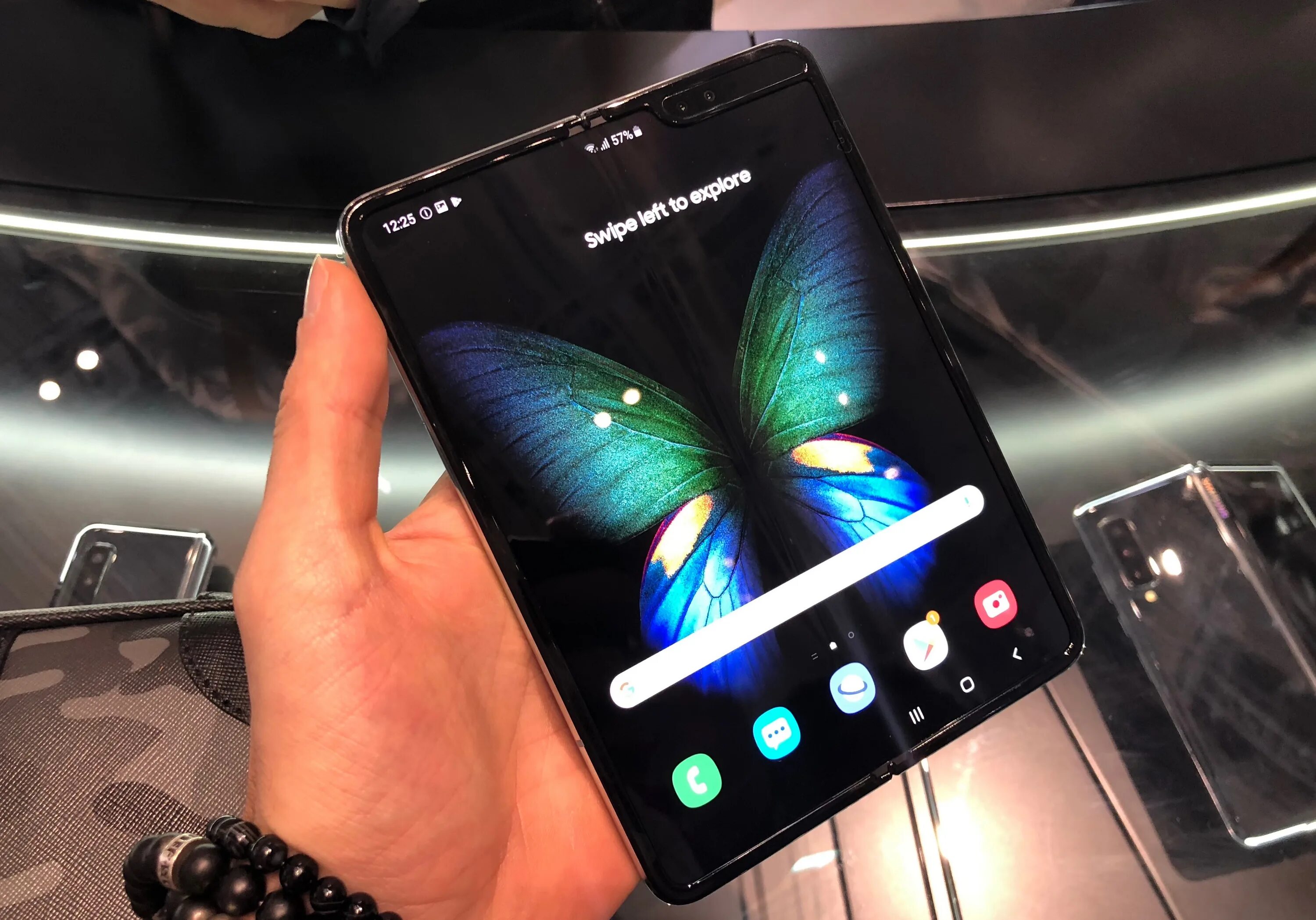 Новый самсунг галакси цена. Samsung Galaxy Fold 2022. Новый самсунг 2022. Samsung Fold 4. Samsung Phone 2022.