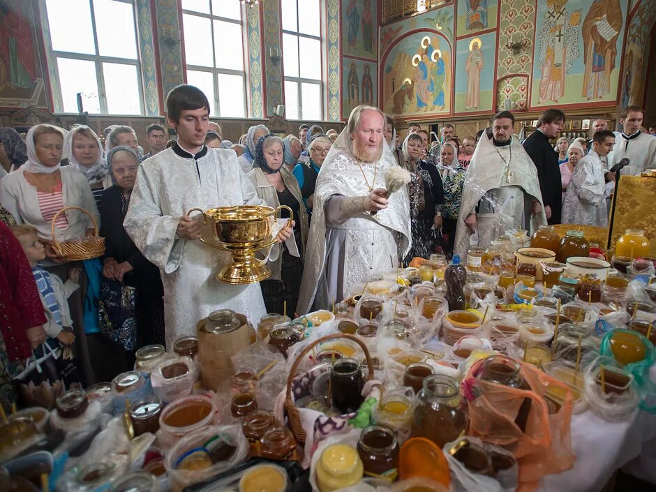 Освящение меда на медовый спас. Медовый спас освящение меда в церкви. Медовый спас празднование на Руси. Святить мед в церкви на.