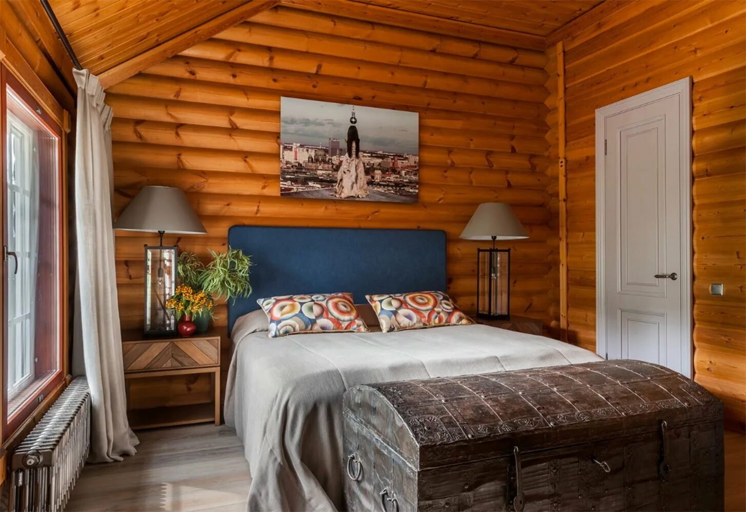 Дизайн комнат в деревянном доме. Имитация бруса (Вуд-Хаус) сосна. Спальня в дачном доме. Дачный интерьер. Интерьер спальни в деревянном доме.