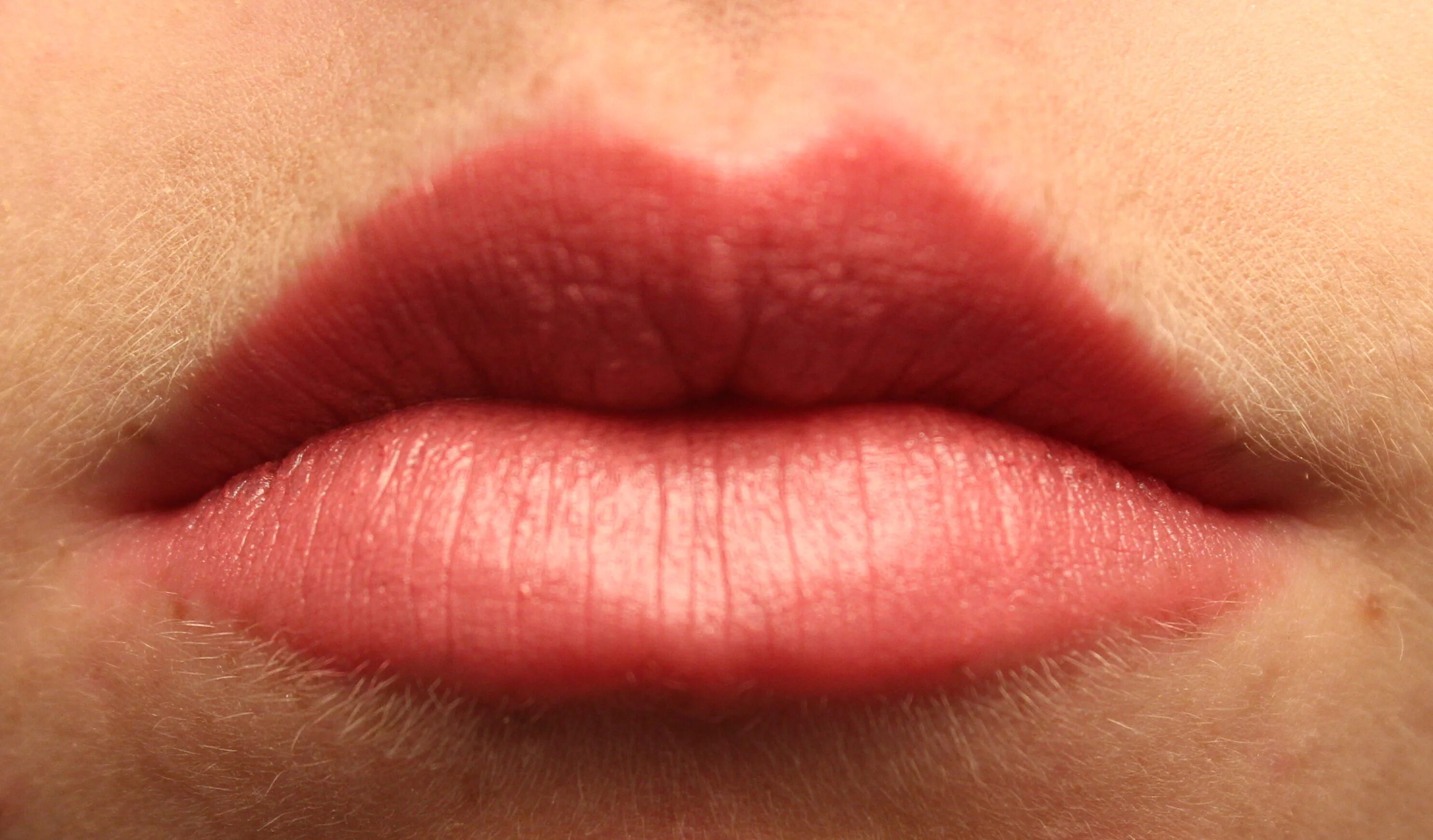Красивые губы. Губы без помады. Перманент эффект зацелованных губ. Красивые натуральные губы. Губы не накрашенные.