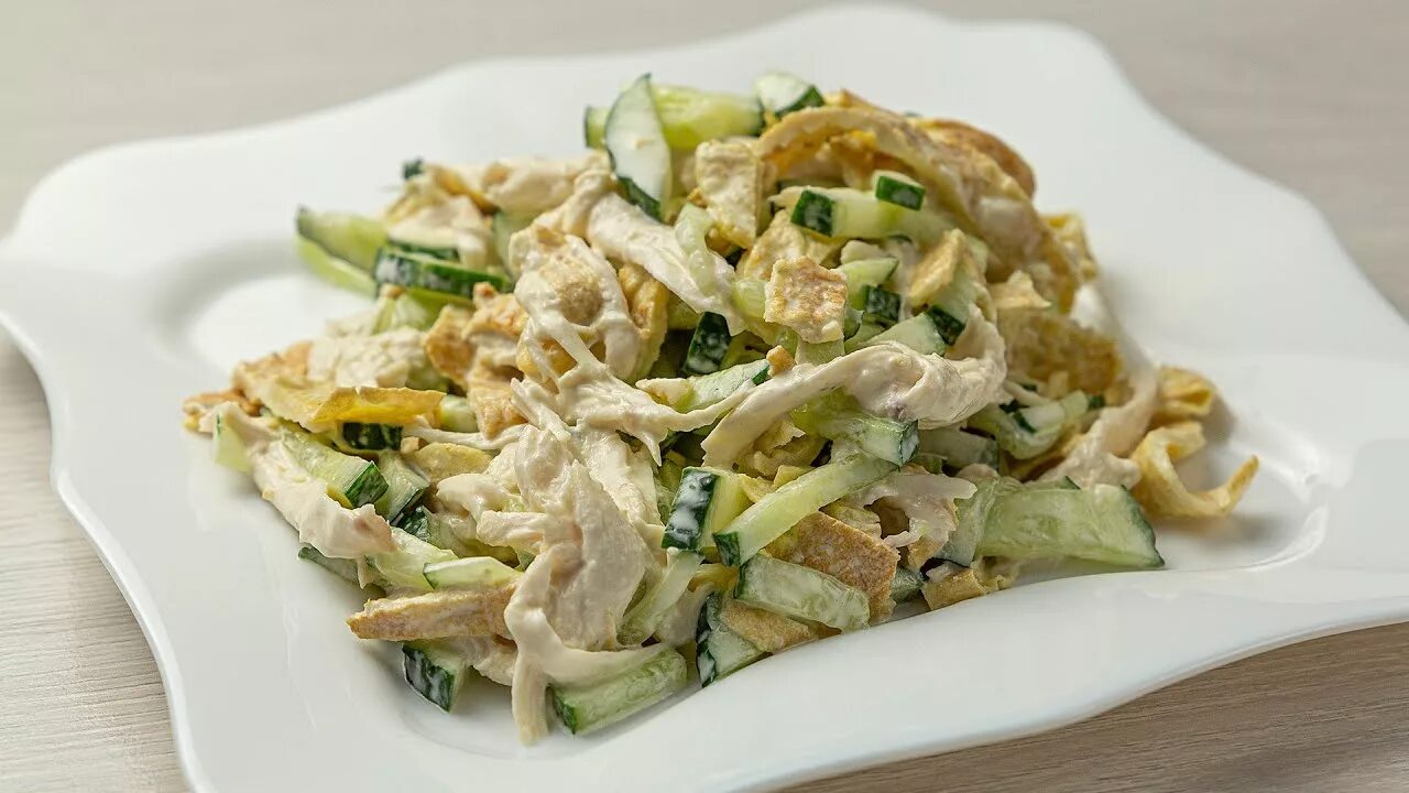 Салат с омлетными блинчиками и курицей. Салат с блинчиками и курицей копченой. Салат с омлетом и курицей и огурцом. Салат с блинчиками и курицей. Салат с омлетными блинчиками и курицей.