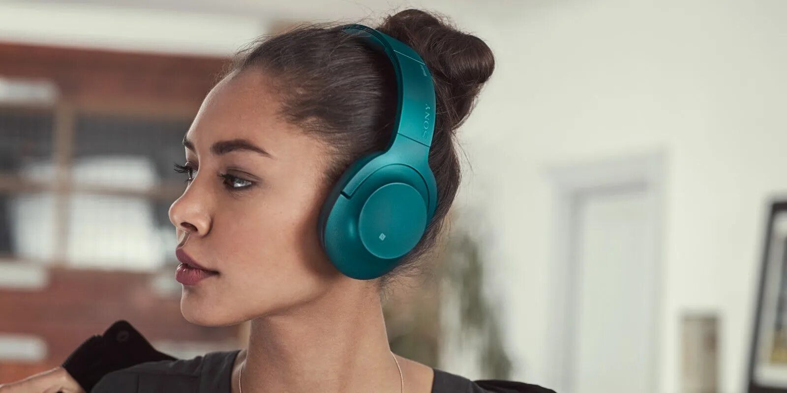 Лучшие беспроводные наушники 2023 рейтинг. MDR-zx110nc Noise Canceling on-Ear Headphones. Наушники Sony WH-h910nb на девушке. Наушники беспроводные на голову. Беспроводные наушники девушка.