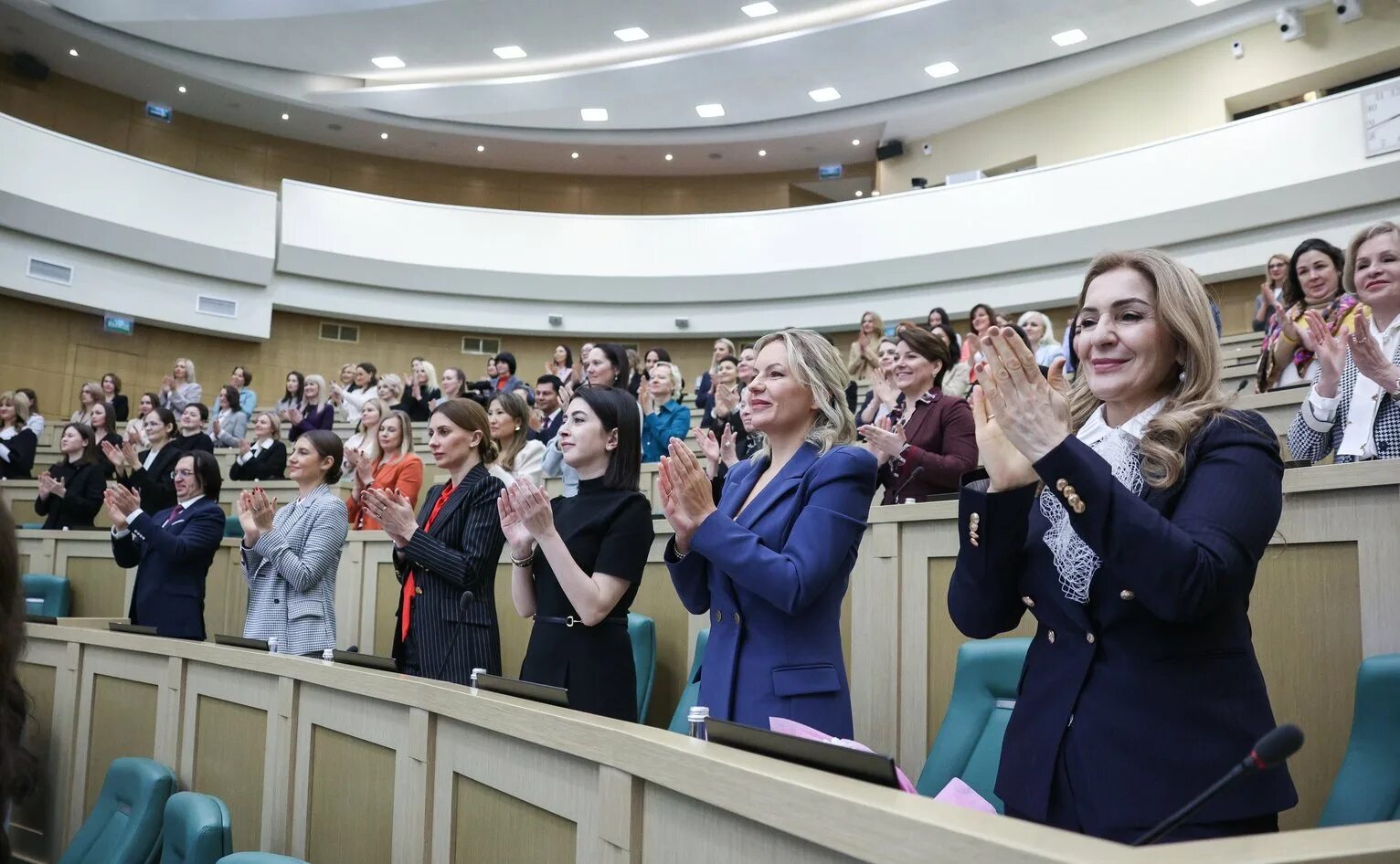 Конгресс женщины в бизнесе. Деловая женщина. Женский съезд. Фото женщин на конгрессах. Конгресс женщины в бизнесе.